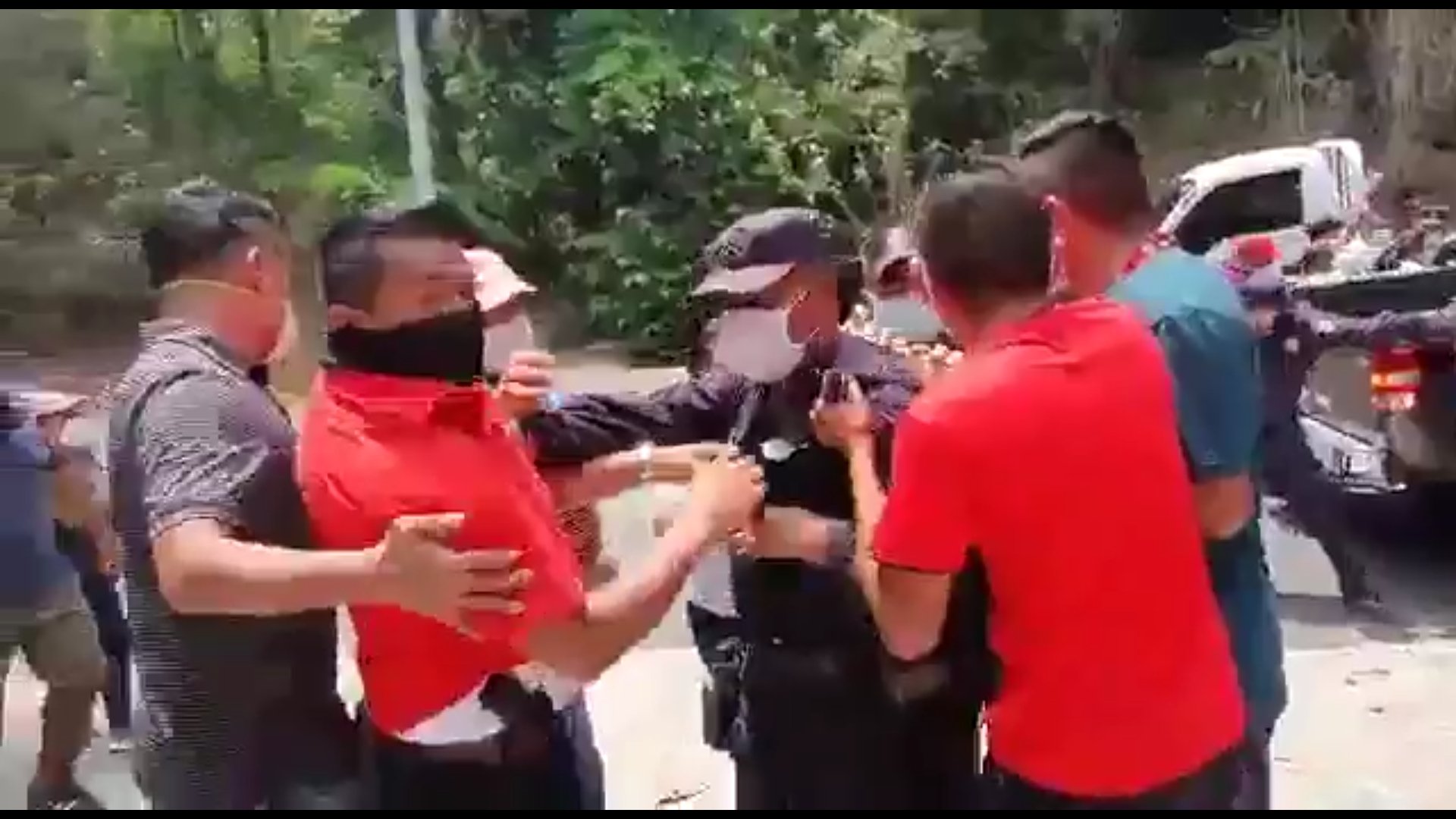 Militantes del FMLN llegaron armados a saquear camión del Gobierno con fertilizantes militantes-del-fmln-llegaron-armados-a-saquear-camion-del-gobierno-con-fertilizantes